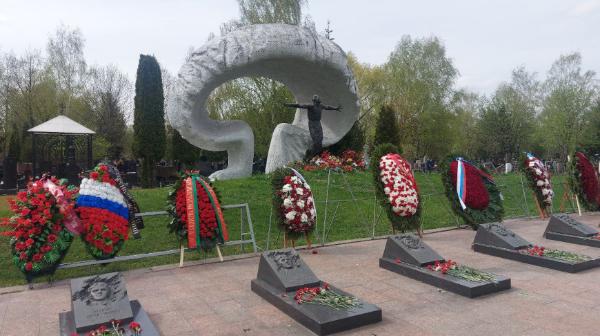 Wieniec od Ambasady Białorusi w Rosji został złożony w Moskwie pod pomnikiem ofiar katastrofy w Czarnobylu