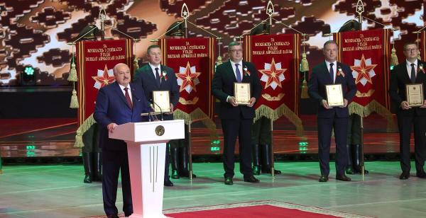 President awards 9 Belarusian settlements with pennants