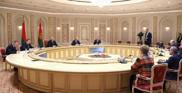 Президент Беларуси провёл встречу с губернатором Архангельской области России