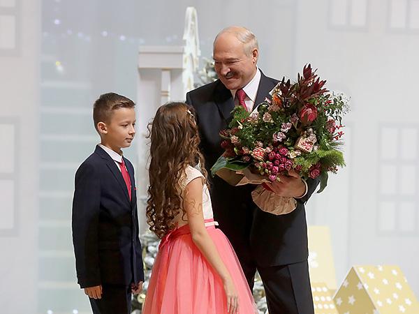 Лукашенко поздравил детей с Новым годом 