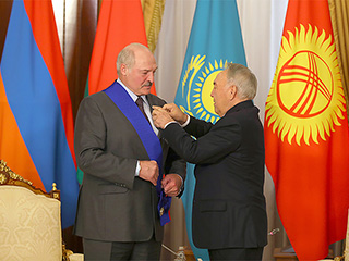 Назарбаев вручил Лукашенко государственную награду Казахстана