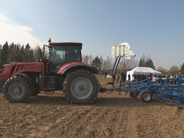 Лукашенко заинтересовал образец трактора МТЗ с электротрансмиссией
