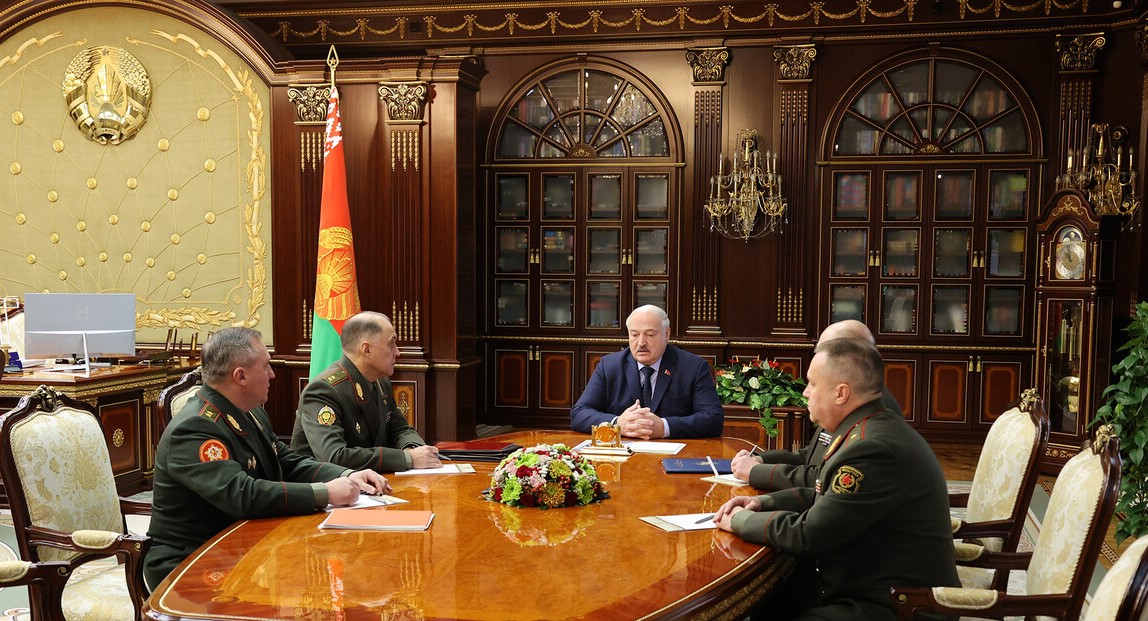 Военно-политические вопросы обсудили у Президента