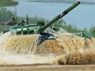 АРМИ-2018: Белорусы стали первыми в танковом биатлоне в своём заезде 