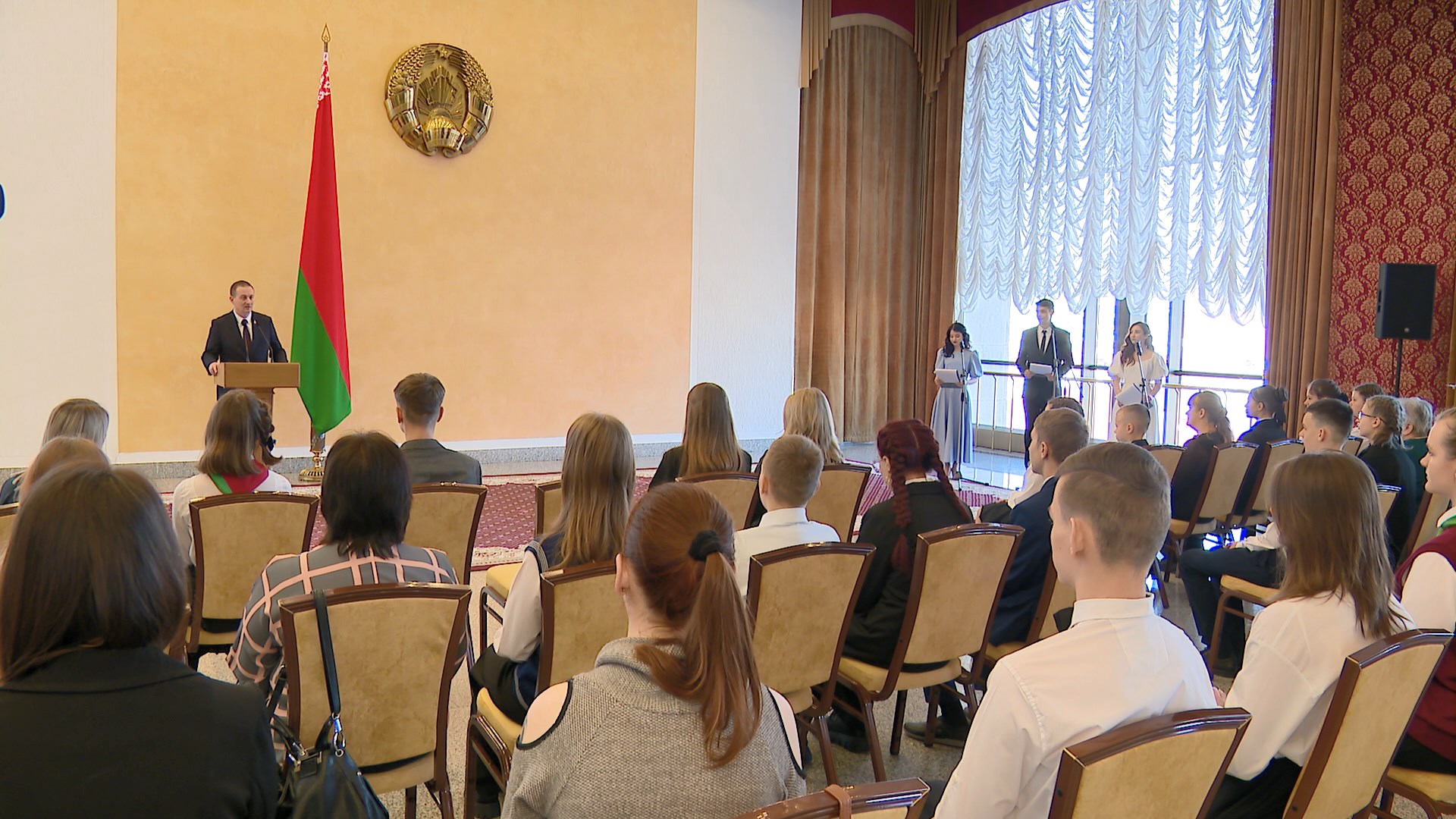 Юным белорусам торжественно вручили первые паспорта