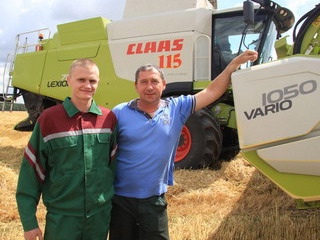 Молодежь помогает аграриям убирать зерновые в Беларуси