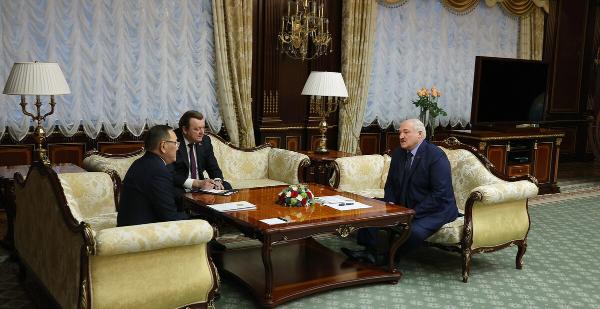 А. Лукашенко провёл встречу с послом Казахстана в Беларуси Е. Байжановым