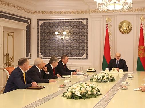 Президент встретился с дипломатами, которые возглавляли МИД в разные годы независимости Беларуси 