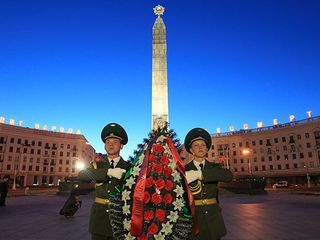 В Минске в 4 утра на площади Победы состоялось возложение цветов