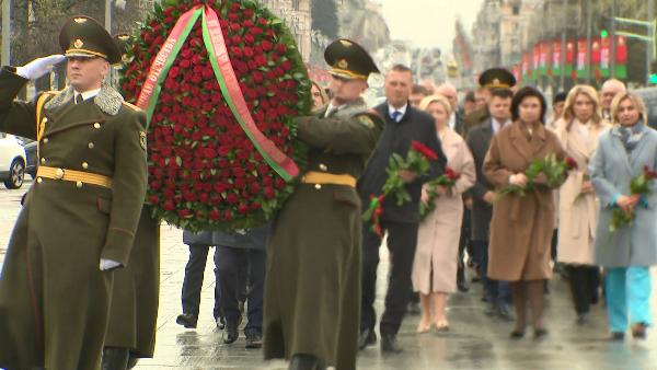 Delegates of Belarusian People's Congress lay wreaths at Victory Monument