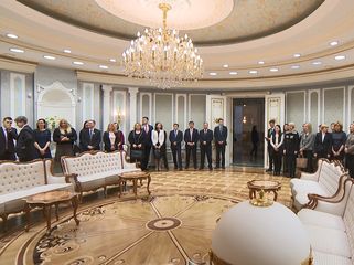 Белорусские дипломаты побывали на экскурсии во Дворце Независимости