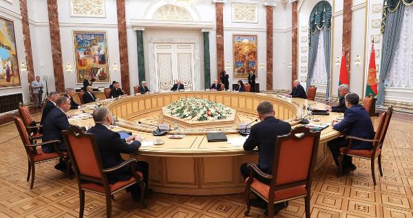 Президент Беларуси провёл встречу с руководителями политических партий