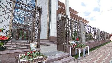 Белорусы несут цветы к посольству Ирана