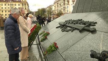 Делегаты ВНС возложили венки к монументу Победы 