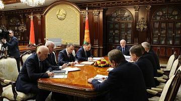 Президент Беларуси собрал совещание во Дворце Независимости. На обсуждение вынесли два больших блока вопросов