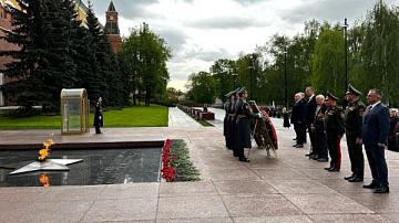 Венок от посольства Беларуси в России возложили к Могиле Неизвестного Солдата в Москве