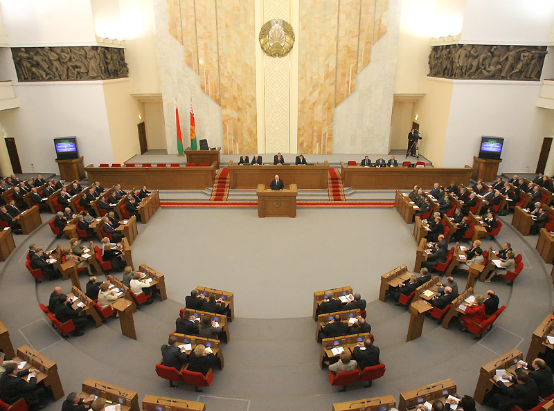 Белорусский парламент возобновил работу после летнего перерыва