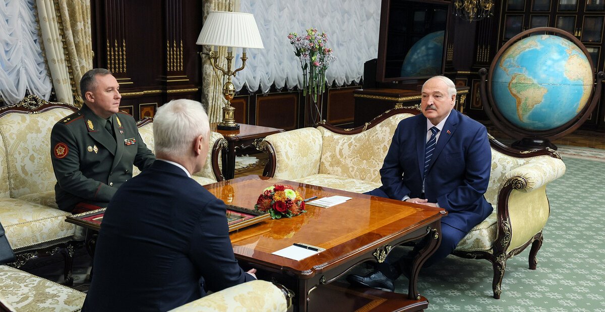 А. Лукашенко провёл встречу с министром обороны России