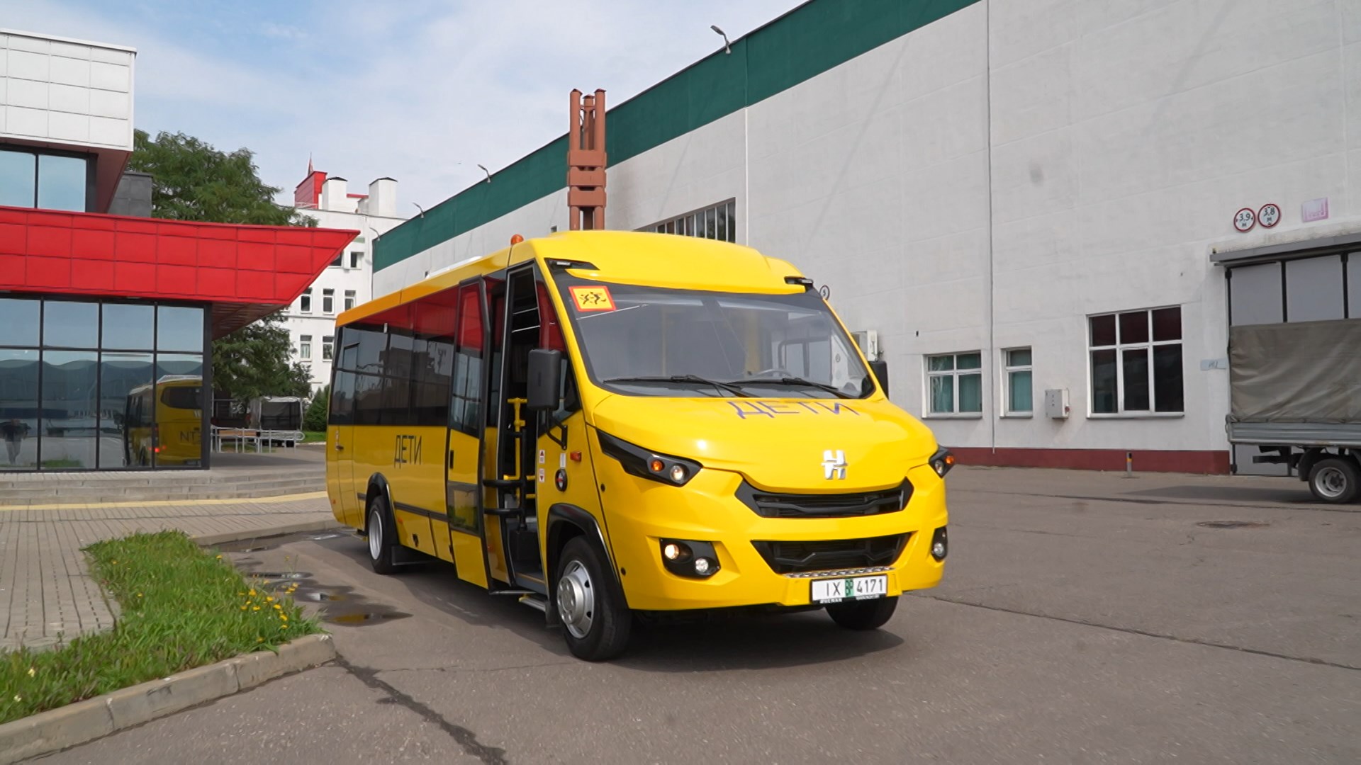 Минский завод колёсных тягачей выпустил новую модель школьного автобуса