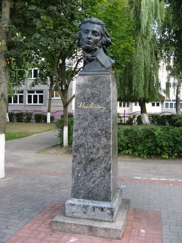 Памятник Адаму Мицкевичу в лиде