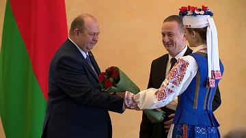 Премьер-министр вручил государственные награды