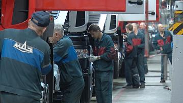 Young people from Belarus and Russia work in student brigades at OJSC MAZ 