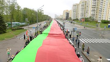 The largest flag of Belarus was carried through the streets of Minsk