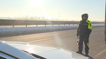 State Traffic Inspectorate officers provide assistance to drivers in difficult weather conditions