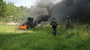 Unscrupulous agricultural workers drafted into the army are undergoing tactical training