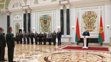 Президент вручил генеральские погоны высшему офицерскому составу