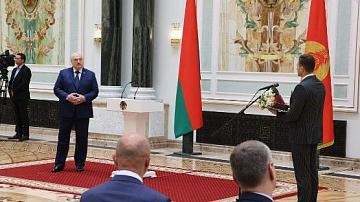 Президент наградил лучших выпускников и преподавателей 