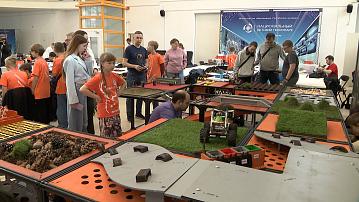 Robots fight at the tournament 