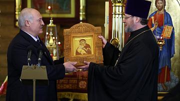 The President took part in the Easter service in the small homeland