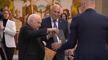 Книжная коллекция Валентина Елизарьева пополнила фонды Национальной библиотеки