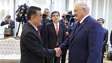 Президент Беларуси провёл встречу с китайскими парламентариями