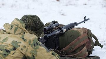Военнослужащие практикуются в огневой, тактической и медицинской подготовке на полигонах 