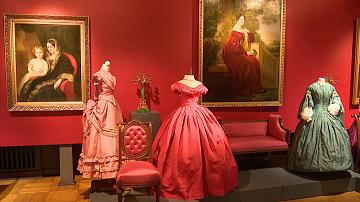 Выставка «Два века моды в Художественном» открылась в Минске