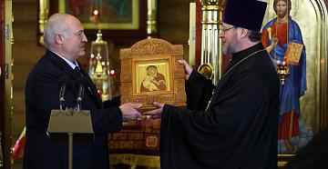 The President took part in the Easter service in the small homeland