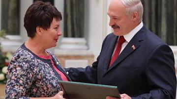 Александр Лукашенко вручил госнаграды работникам образования