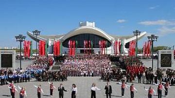Thousands of Belarusians sang Belarus’ national anthem at the State Flag Square on the Day of the State Symbols