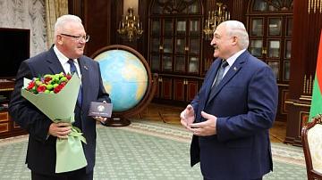 А. Лукашенко принял с докладом председателя ЦИК И. Карпенко