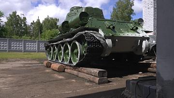 Советский танк Т-34 реставрируют военнослужащие в Могилёве
