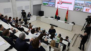 Лукашенко выразил благодарность итальянцам за их поддержку и отметил, что приятно видеть интерес к Беларуси.