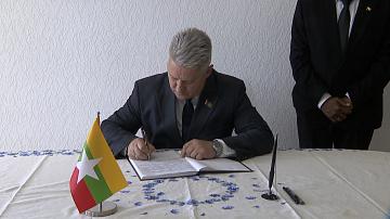 Белорусские парламентарии оставили запись в книге соболезнований в генконсульстве Мьянмы