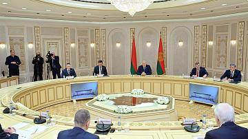 Президент встретился с губернатором Ярославской области России М. Евраевым