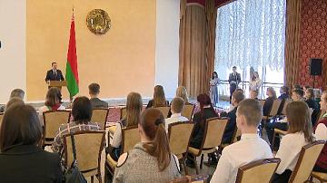 Юным белорусам торжественно вручили первые паспорта