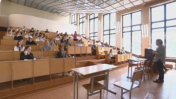 Белорусские школьники сдали второй централизованный экзамен