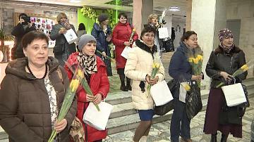 В трудовых коллективах поздравили женщин с 8 Марта