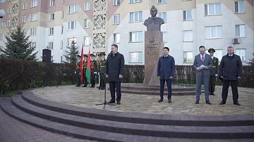 Церемония возложения цветов к памятнику Джумашу Асаналиеву прошла в Минске