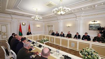 Президент собрал совещание по вопросам государственных программ вооружения и гособоронзаказа 